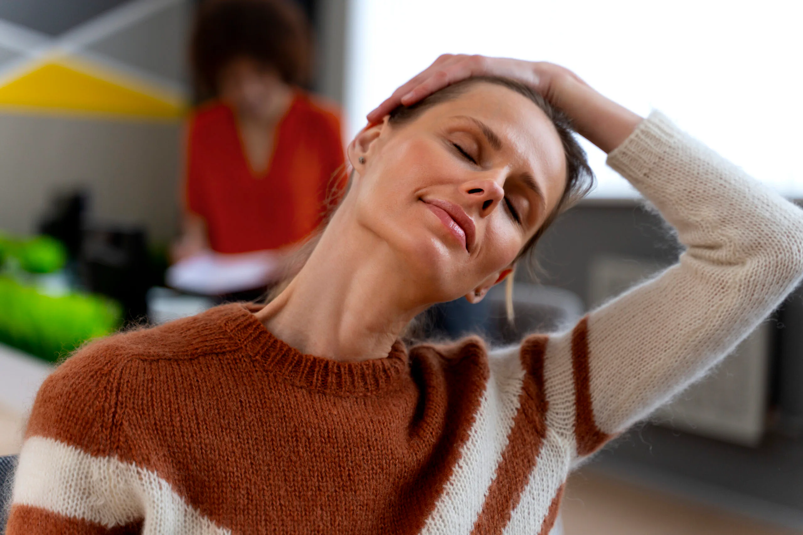 woman-office-stretching-work-day woman-office-stretching-work-day